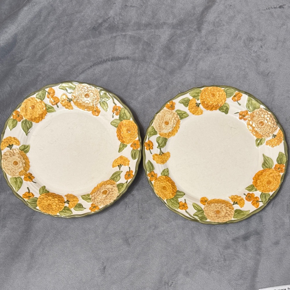 Vintage Metlox Poppytrails Sculpted Zinnia #1073 Set of 2 Dinner Plates 10.5”‎